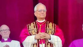 Dari balkon Basilika Santo Petrus di Vatikan, Paus Leo XIV menyampaikan pidato pertamanya sebagai pemimpin tertinggi Gereja Katolik. 