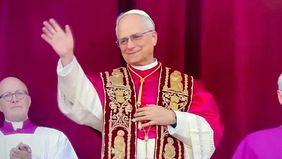 Kardinal Robert Francis Prevost dari Amerika Serikat telah terpilih sebagai paus ke-267 dan dirinya sudah melangkah ke balkon Basilika Santo Petrus sebagai pemimpin baru bagi 1,4 miliar umat Katolik di dunia.