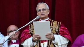Paus Leo XIV memimpin misa perdananya sebagai pemimpin tertinggi Gereja Katolik pada Jumat, 9 Mei 2025.
