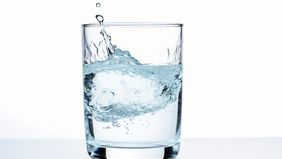 Meski sederhana, manfaat air putih sangat besar untuk kesehatan tubuh, mulai dari organ vital hingga kesehatan kulit. Jadi, jangan sepelekan pentingnya minum air putih setiap hari. 