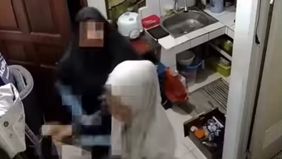 Sebuah video menunjukkan dugaan penganiayaan oleh Asisten Rumah Tangga (ART) terhadap majikannya tengah menjadi sorotan publik di media sosial.