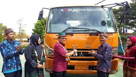 PT KTB Menyerahkan Satu Unit Truk Mitsubishi Fuso Fighter Kepada SMK Negeri 1 Kamal, Madura, Jawa Timur.