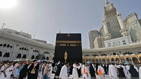Arab Saudi menegaskan bahwa WNA yang memasuki Makkah tanpa visa haji akan dikenai denda, dideportasi, dan dicekal masuk selama 10 tahun. 