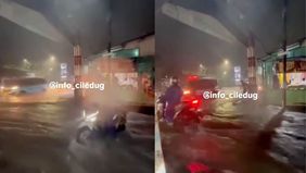 Banjir melanda kawasan Jalan Raden Fatah, tepatnya di depan pom bensin Wadas, Ciledug, Tangerang, pada Selasa malam, 13 Mei 2025. 
