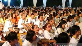 Detik-detik Waisak ditandai dengan pemukulan gong tepat pada pukul 23.55.29 WIB, yang berlangsung di altar utama kawasan pelataran Candi Borobudur. 
