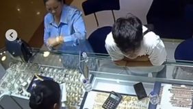 Emas ditutupi dengan pakaian pelaku