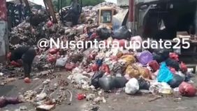 DLH Tangsel Hari ini menerjunkan 1 Eskavator dan 2 Truk pengangkut sampah. untuk mengurangi Sampah yang sudah menumpuk di Pasar Ciputat, Tangerang selatan.