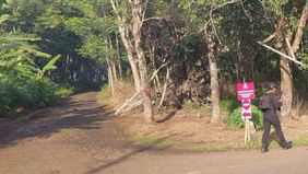 Kawasan pesisir pantai di Desa Sagara, Kecamatan Cibalong, Kabupaten Garut kini berubah menjadi area steril yang dijaga ketat aparat militer dan kepolisian.