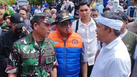 Pangdam III Siliwangi, Mayjen TNI Dadang Arif Abdurahman, menegaskan bahwa investigasi terkait ledakan amunisi di Garut yang menewaskan 13 orang masih berlangsung. Lokasi kejadian telah disterilkan, dan keputusan lebih lanjut menunggu hasil penyelidi