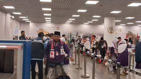 Jemaah asal embarkasi Surabaya kloter 36 (SUB-36) tiba di Terminal Fast Track Bandara AMAA Madinah, Senin (12/5/2025).