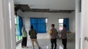 Insiden mengejutkan terjadi di Puskesmas Perak, Kabupaten Jombang, Jawa Timur, pada Minggu, 11 Mei 2025 pagi. Plafon ruang rawat inap pasien ambruk secara tiba-tiba dan nyaris menimpa seorang pasien yang sedang dirawat.