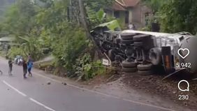 Sebuah truk tangki terbalik di lokasi sama 