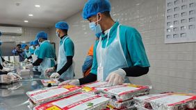 Bahan-bahan makanan didatangkan dari Indonesia dan disamakan untuk semua dapur. Makanan disajikan dalam dua jenis, yaitu siap saji atau prasmanan.
