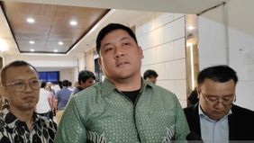 Podcaster Michael Sinaga terlihat hadir di Direktorat Reserse Kriminal Umum Polda Metro Jaya untuk memberikan klarifikasi atas laporan Presiden ke-7 RI, Joko Widodo, yang berkaitan dengan dugaan pemalsuan ijazah.