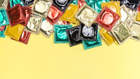 Untuk melindungi diri dan pasangan dari risiko kehamilan yang tidak diinginkan maupun risiko menular seksual, penting untuk memahami cara memakai kondom yang benar. Jangan malu untuk belajar, berlatih, dan berbicara tentang penggunaan kondom karena i