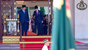 Presiden Republik Indonesia, Prabowo Subianto, menerima sambutan kenegaraan penuh kehormatan dari Yang Mulia Sultan Haji Hassanal Bolkiah Mu’izzaddin Waddaulah saat tiba di Istana Nurul Iman, Bandar Seri Begawan, Brunei Darussalam, pada Rabu, 14 Mei.