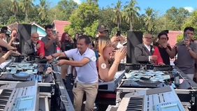 Sebuah cuplikan video pendek beredar luas di media sosial, memperlihatkan sosok yang diduga sebagai Anggota DPRD Lampung Utara, Hatami, sedang memberikan uang kepada seorang disk jockey (DJ) bernama Rere Monique.