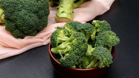 Brokoli bukan sekadar sayuran hijau biasa—ia adalah "paket lengkap" gizi yang bisa membantu Anda hidup lebih sehat, bebas penyakit, dan penuh energi. Dengan beragam kandungan seperti vitamin, antioksidan, serat, hingga mineral penting, tak ada alasan
