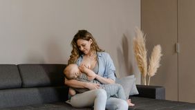 Menyusui adalah proses alami, namun tetap membutuhkan pemahaman, kesabaran, dan teknik yang tepat. Dengan mengetahui cara menyusui yang benar — mulai dari posisi, latch, hingga menjaga kesehatan ibu — pengalaman menyusui akan menjadi momen istimewa d