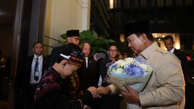 Momen hangat terjadi saat dua anak diaspora Indonesia di Thailand menyambut Presiden Republik Indonesia Prabowo Subianto dengan memberikan bunga