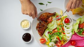 Merayakan Idul Adha tidak harus berarti mengabaikan pola makan sehat. Dengan memilih bahan makanan yang tepat, cara masak yang bijak, dan tetap memperhatikan keseimbangan gizi, kamu tetap bisa menikmati cita rasa khas kurban.