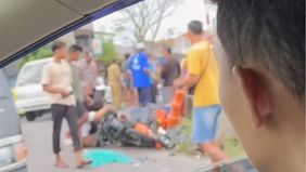 Kecelakaan diduga karena palang pintu kereta api tak tertutup.
