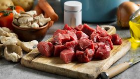 Mengetahui ciri-ciri daging kambing dan sapi yang segar sangat penting untuk menjaga kualitas makanan dan kesehatan keluarga. Warna, tekstur, aroma, serat, dan lemak adalah indikator utama yang dapat dikenali dengan mudah. 