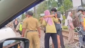 Padahal masih ada kereta yang melintas.