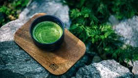 Matcha memang punya segudang manfaat, namun segala sesuatu yang berlebihan tetap bisa berujung buruk. Overdosis matcha bisa menyebabkan jantung berdebar, gangguan lambung, dan gangguan tidur.