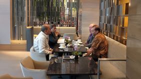 Menteri Investasi dan Hilirisasi/Kepala BKPM sekaligus CEO Danantara, Rosan Roeslani membagikan momen saat menerima kunjungan perwakilan produsen sepatu dan pakaian olahraga New Balance di Amerika Serikat.
