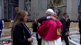 Sebuah momen penuh kehangatan keluarga mewarnai awal masa kepausan Paus Leo XIV. Usai misa inaugurasi yang digelar meriah di Lapangan Santo Petrus, Minggu (18/5), Paus Leo XIV terlihat memeluk erat kakaknya dalam sebuah pertemuan emosional yang menja