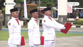 Gubernur Jawa Barat, Dedi Mulyadi, memperlihatkan hasil dari program pendidikan karakter berbasis militer dengan melibatkan para siswa sebagai petugas upacara peringatan Hari Kebangkitan Nasional ke-117 di Lapangan Gasibu, Bandung, pada 20 Mei 2025.