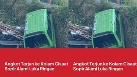 Menurut warga setempat, Muhtar (54), sebelum jatuh ke kolam, angkot sempat menabrak tiang Penerangan Jalan Umum (PJU) hingga patah dan menyebabkan kerusakan pada bagian belakang mobil.
