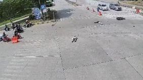 Mobil Avanza datang dari arah Pekalongan menuju gerbang tol. Saat berada di lampu merah, terjadi tabrakan dengan sepeda motor. Benturan membuat mobil oleng dan keluar jalur ke kanan, lalu menabrak tiang lampu merah. Kerusakan mobil cukup parah, hingg