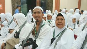 Tak ada yang lebih mengharukan dari kisah ketulusan dan perjuangan panjang seorang perempuan paruh baya yang sabar menanti panggilan ke Tanah Suci. Namanya Marni binti Poksum, atau akrab disapa Nek Marni, wanita tangguh berusia 68 tahun.