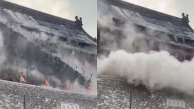 Para wisatawan yang tengah mengunjungi sebuah situs bersejarah berusia ratusan tahun di wilayah timur China dibuat panik setelah ratusan genteng di atap bangunan tiba-tiba terlepas dan jatuh dari ketinggian lebih dari dua lantai.