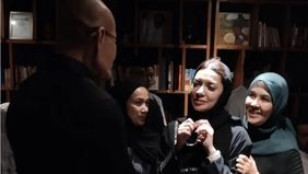 Duka mendalam menyelimuti Najwa Shihab usai kepergian sang suami, Ibrahim Syarief Assegaf. Sosok yang dikenal sebagai pendamping setia dan figur hangat dalam kehidupan Najwa itu mengembuskan napas terakhir di Rumah Sakit Pusat Otak Nasional (RS PON).