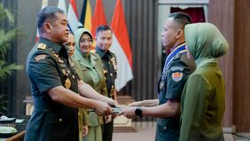 Kepala Staf Angkatan Darat, Jenderal TNI Maruli Simanjuntak, memberikan apresiasi dan anugerah pada para lulusan terbaik Pendidikan Reguler angkatan ke LXV Seskoad.