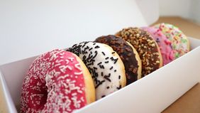 Membuat donat empuk dan mengembang bukanlah hal sulit jika kamu memahami teknik dasarnya. Dengan bahan sederhana dan langkah-langkah yang tepat, kamu bisa menyajikan donat buatan sendiri yang lezat dan layak jual. 