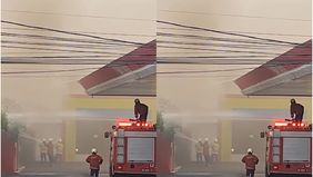 Kebakaran Gudang di selatan SPBU Jln. Sunset Road, Kuta. Saat ini sudah dalam penangan damkar. 