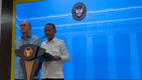 Presiden Prabowo Subianto memimpin rapat terbatas bersama sejumlah menteri Kabinet Merah Putih di Istana Merdeka, Jakarta, Kamis, 22 Mei 2025, membahas kelanjutan proyek hilirisasi baterai kendaraan listrik.