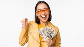 Menghasilkan uang di zaman sekarang bukan lagi hal yang sulit, asalkan kamu tahu potensi diri dan cara memanfaatkannya. Mulai dari menjadi freelancer, menjual produk digital, hingga menjadi content creator, semuanya bisa dilakukan asal ada niat.