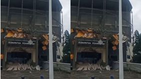 Kantor DPRD Pesawaran rusak usai diterjang angin kencang dua kali pada Jumat siang (23/5). Bagian depan kantor dan plafon ruang dilaporkan ambruk.