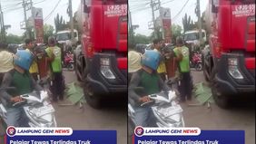 Terlihat korban yang merupakan pelajar tergeletak ditutupi daun pisang. Terdapat juga mobil tangki dan sepeda motor milik korban.