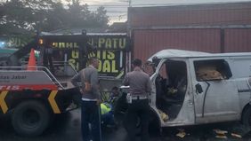 Kecelakaan tragis terjadi pada Jumat pagi di Jalan Raya Kopo-Katapang, Kabupaten Bandung, Jawa Barat. Seorang pria berinisial IW (34), yang mengendarai mobil Daihatsu Grand Max, meninggal dunia di lokasi kejadian setelah kendaraannya bertabrakan deng