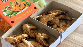 Ayam Goreng Widuran kembali mencuat dan menjadi perbincangan hangat di media sosial. Warung makan legendaris yang telah berdiri sejak tahun 1973 ini, mendadak viral bukan karena kelezatan ayam kampungnya, tetapi karena isu kehalalan yang mengejutkan 