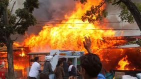 Suasana duka menyelimuti Desa Tualang Baro, Kecamatan Manyak Payed, Kabupaten Aceh Tamiang, usai peristiwa kebakaran dahsyat yang melanda lima unit rumah toko (ruko) di jalan lintas Medan-Banda Aceh, pada Minggu, 25 Mei 2025 dini hari.