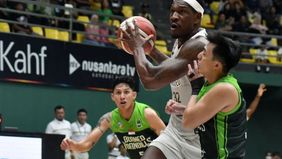 Dewa United menunjukkan performa solid dan efisien untuk mengalahkan Borneo Hornbills 93-80, berkat start cepat, dominasi di area kunci, dan akurasi tembakan yang tinggi. Kemenangan ini membawa mereka kembali ke posisi empat besar klasemen IBL 2025.
