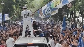Gubernur Jawa Barat, Dedi Mulyadi secara pribadi memberikan bonus Rp1 miliar kepada klub kebanggaan masyarakat Jabar, Persib Bandung atas keberhasilan mereka menjuarai Liga 1 Indonesia.