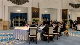 Presiden Republik Indonesia, Prabowo Subianto, menjamu Perdana Menteri Republik Rakyat Tiongkok (RRT), Li Qiang, dalam sebuah jamuan makan siang kenegaraan di Istana Negara